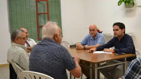 David Caballero, portavoz de Ciudadanos Elche, reunido con vecinos de Llano de San José David Caballero, portavoz de Ciudadanos Elche, reunido con vecinos de Llano de San José
