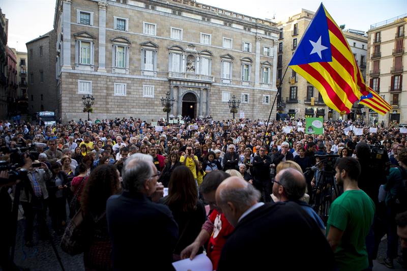 Gritos de 'Independencia' en plaza Sant Jaume tras la declaración de Carles Puigdemont Gritos de 'Independencia' en plaza Sant Jaume tras la declaración de Carles Puigdemont