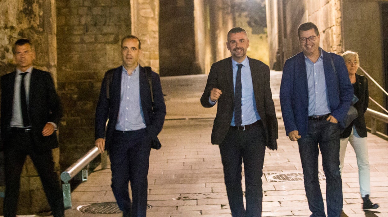 Finaliza a las 2 de la mañana la reunión entre Puigdemont y los consellers en la que negocian la respuesta a la aplicación del 155 Finaliza a las 2 de la mañana la reunión entre Puigdemont y los consellers en la que negocian la respuesta a la aplicación del 155