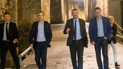 El conseller de Empresa Santi Vila sale del Palau de la Generalitat con Carles Puigdemont El conseller de Empresa Santi Vila sale del Palau de la Generalitat con Carles Puigdemont