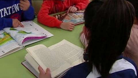 Varios alumnos leyendo