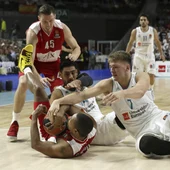 Luka Doncic pelea por el balón en un partido del Real Madrid Luka Doncic pelea por el balón en un partido del Real Madrid