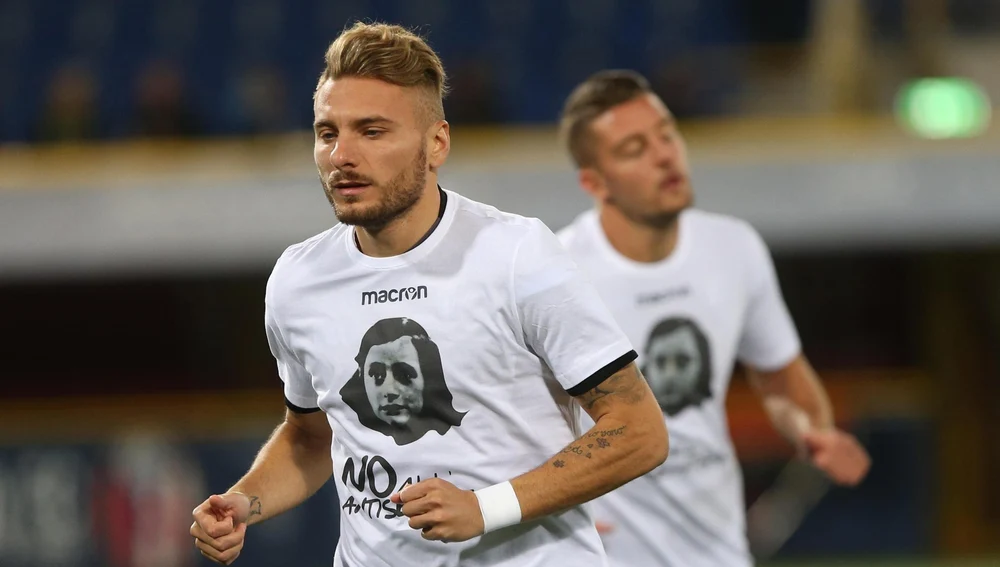 Jugadores de la Lazio con camisetas de Ana Frank