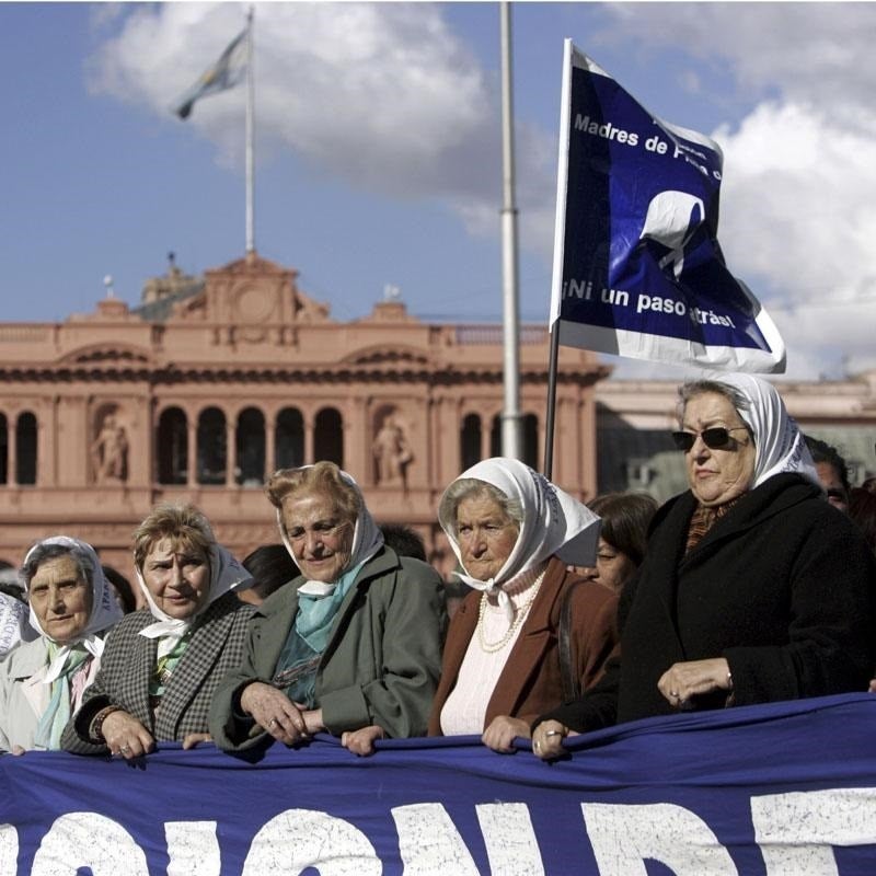 Las Abuelas de la Plaza de Mayo comenzaron en plena dictadura y ya han recuperado 139 nietos