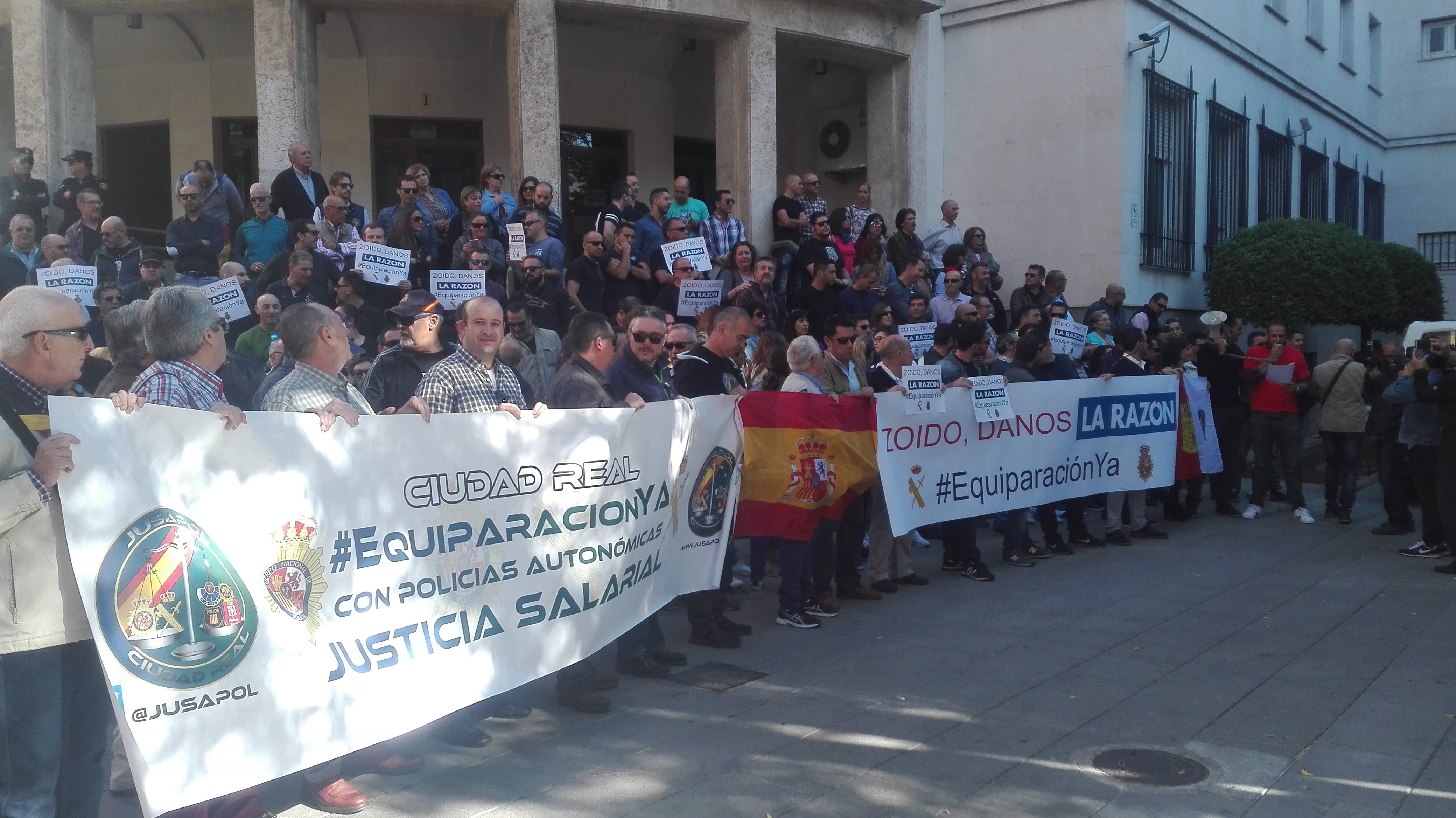 Policías Nacionales y Guardia Civiles reivindican la equiparación salarial con los policías autonómicos Policías Nacionales y Guardia Civiles reivindican la equiparación salarial con los policías autonómicos