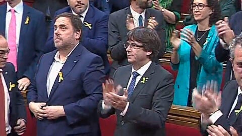 Junqueras y Puigdemont tras la votaci&oacute;n a favor de la DUI