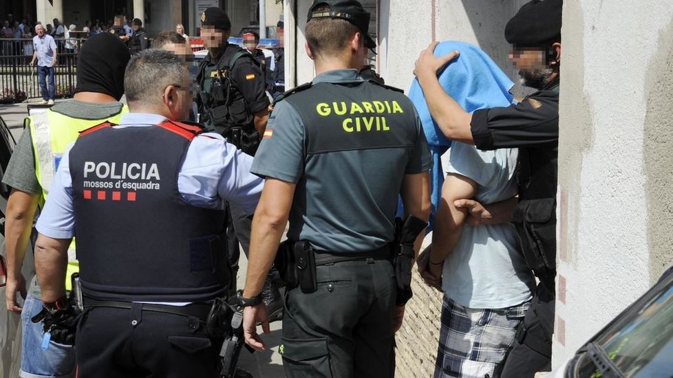 El PP se compromete ante cientos de policías a impulsar la equiparación salarial El PP se compromete ante cientos de policías a impulsar la equiparación salarial
