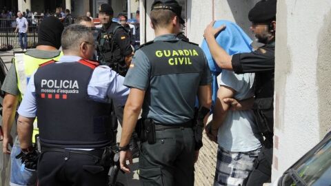 Un guardia civil y un mosso d'esquadra