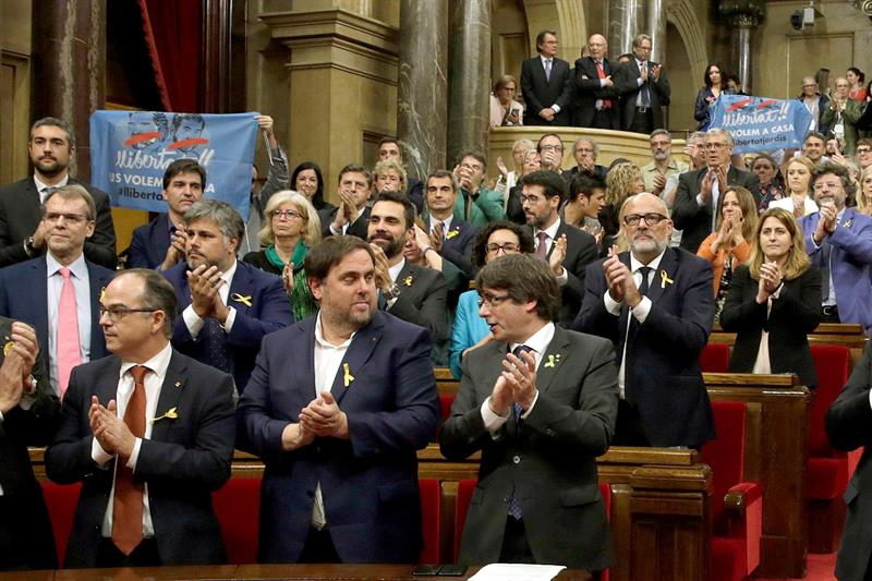 El Parlament aprueba la declaración unilateral de independencia de Cataluña El Parlament aprueba la declaración unilateral de independencia de Cataluña