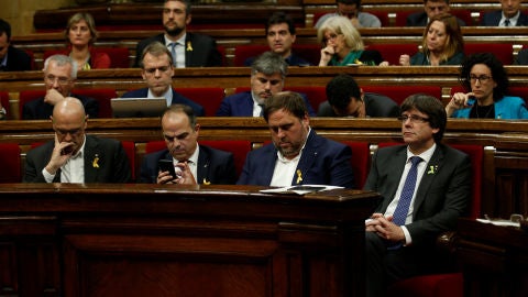Carles Puigdemont y Oriol Junqueras en el Parlament