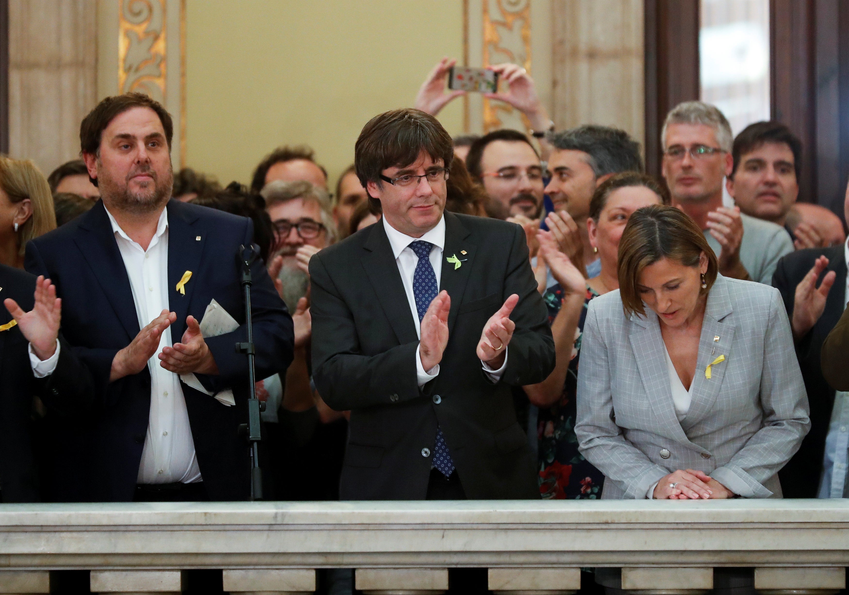 La Fiscalía presentará una querella contra la Mesa y el Govern por declarar la independencia de Cataluña La Fiscalía presentará una querella contra la Mesa y el Govern por declarar la independencia de Cataluña
