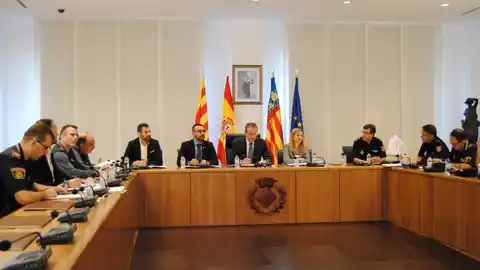 Junta de Seguretat per la jura de bandera presidida pel Subdelagat del Govern David Barelles, en el saló de plens de l´Ajuntament de Vila-real. Vila-real reforça la seguretat en la jura de bandera civil amb prop de 800 jurands El dispositiu de seguretat restringirà l'entrada al recinte de l'acte, en la plaça davant de l'estadi de la Ceràmica.