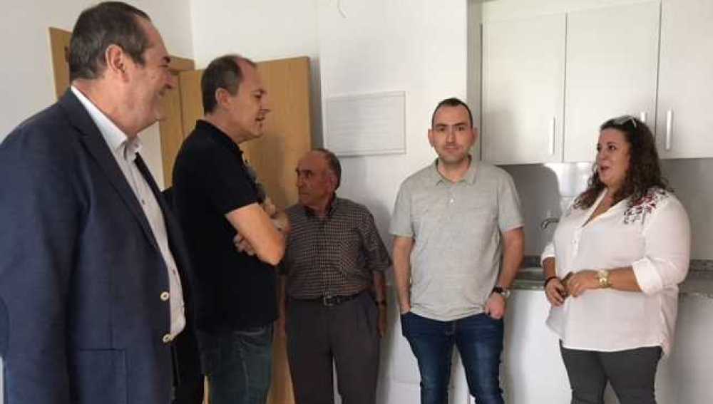 El concejal de Urbanismo, José Manuel Sánchez, junto a uno de los propietarios de las nuevas viviendas