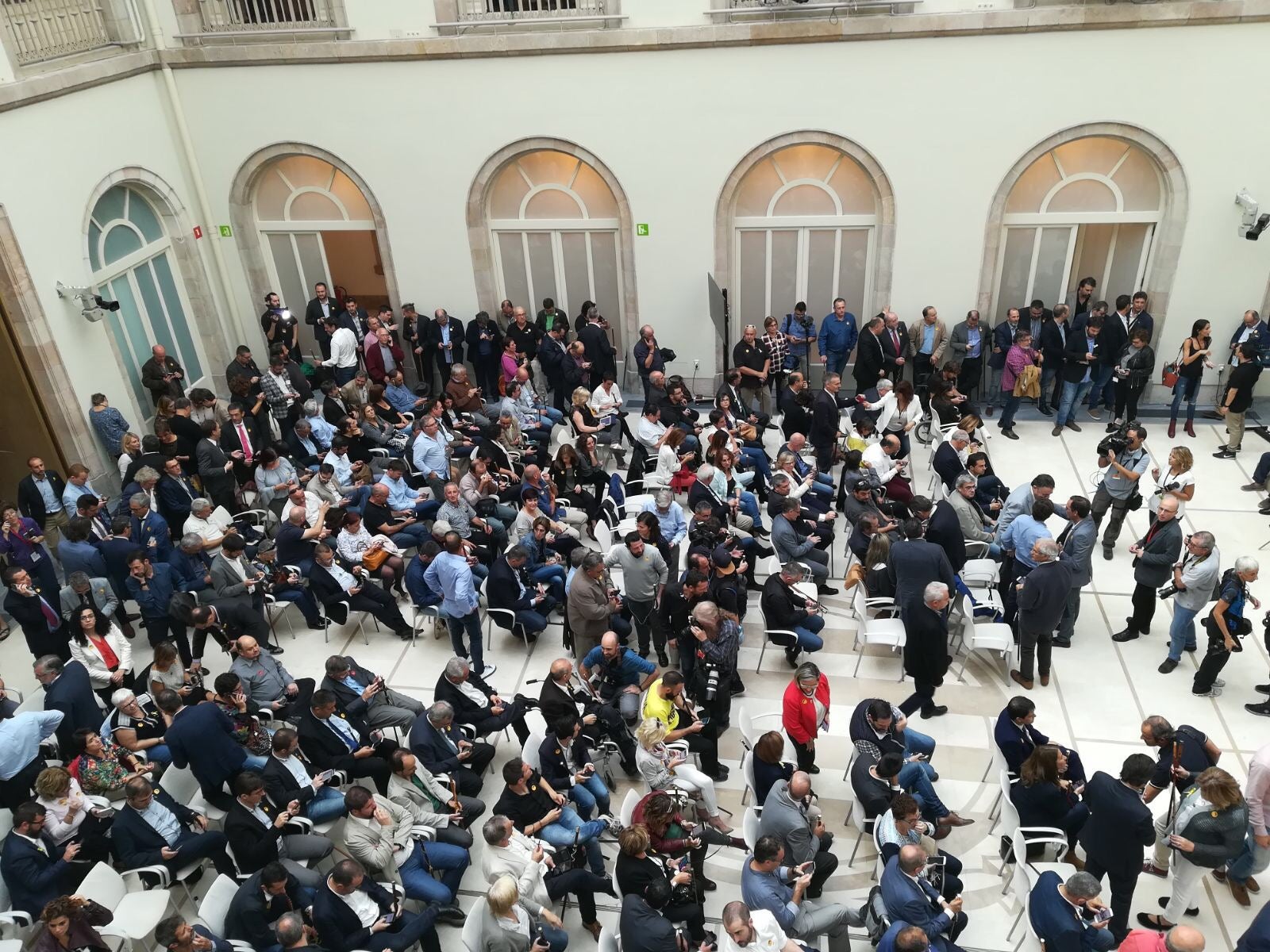 Los alcaldes catalanes aseguran que se han pagado el viaje a Bruselas para apoyar a Puigdemont Los alcaldes catalanes aseguran que se han pagado el viaje a Bruselas para apoyar a Puigdemont