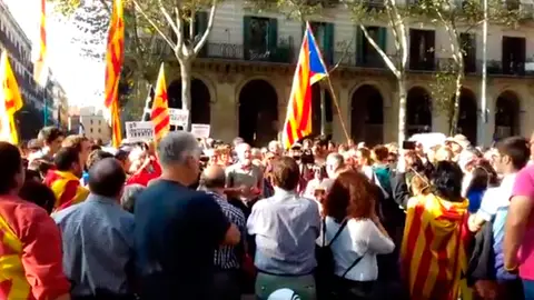 Unas 12.000 personas se concentran en los alrededores del Parlament Unas 12.000 personas se concentran en los alrededores del Parlament