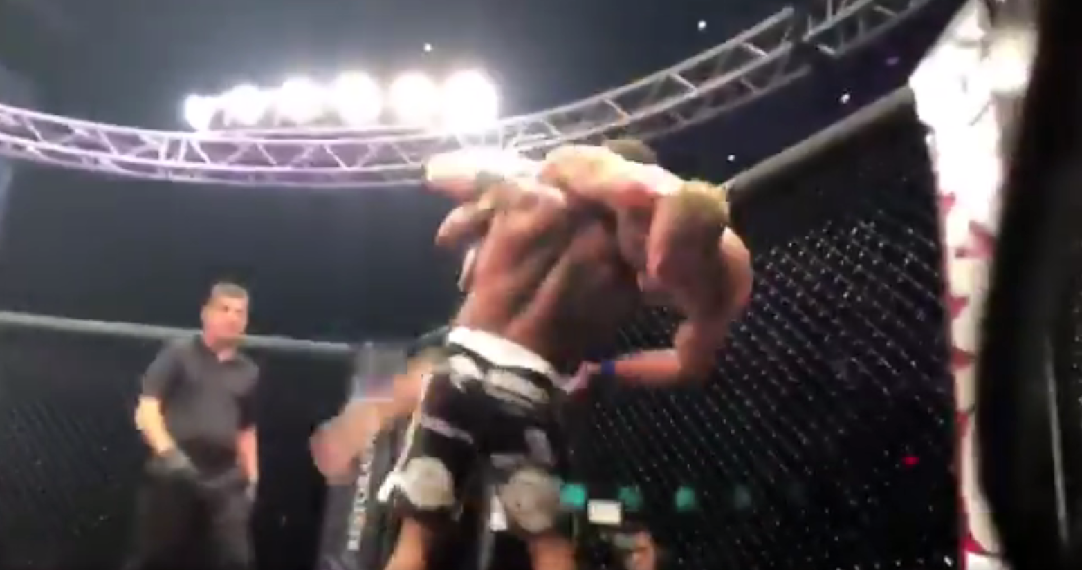 Duras imágenes: un luchador rompe el brazo de su rival y además se pavonea sobre él Duras imágenes: un luchador rompe el brazo de su rival y además se pavonea sobre él