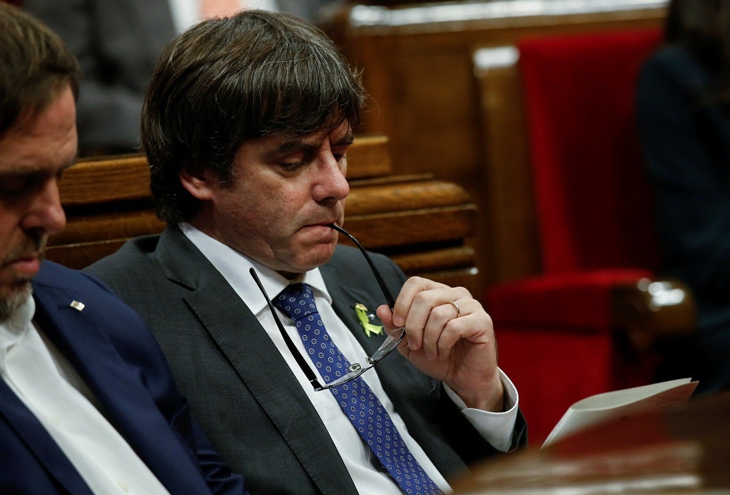 Puigdemont incurrirá en un delito de usurpación de funciones si se resiste a abandonar su cargo de presidente de la Generalitat Puigdemont incurrirá en un delito de usurpación de funciones si se resiste a abandonar su cargo de presidente de la Generalitat