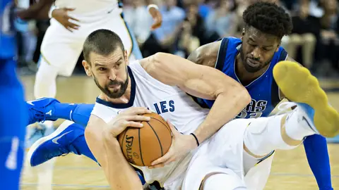 Marc Gasol lucha por la posesión del balón ante los Mavericks Marc Gasol lucha por la posesión del balón ante los Mavericks