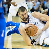 Marc Gasol lucha por la posesión del balón ante los Mavericks