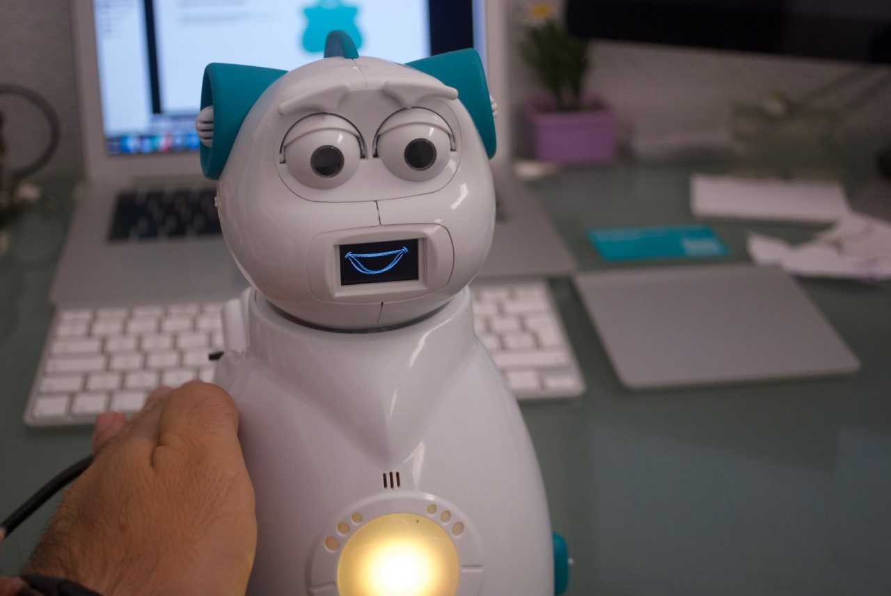 Un robot creado por una empresa ubicada en la UMH es premiado en SIMO Educación Un robot creado por una empresa ubicada en la UMH es premiado en SIMO Educación