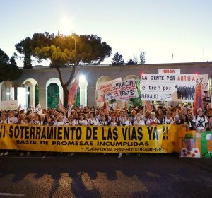 Miles de personas se han manifestado en Madrid para reivindicar el soterramiento de las vías férreas del tren AVE en Murcia Miles de personas se han manifestado en Madrid para reivindicar el soterramiento de las vías férreas del tren AVE en Murcia