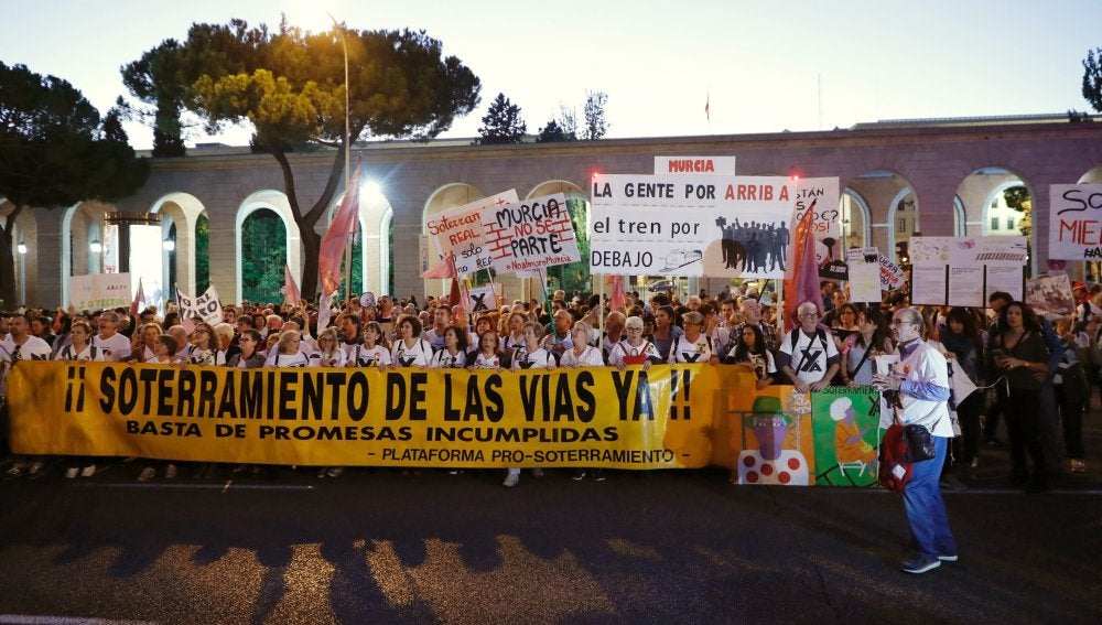 Miles de personas se han manifestado en Madrid para reivindicar el soterramiento de las vías férreas del tren AVE en Murcia 