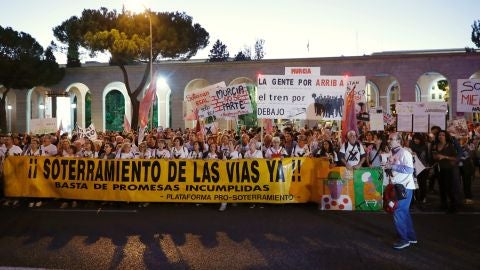  Miles de personas se han manifestado en Madrid para reivindicar el soterramiento de las v&iacute;as f&eacute;rreas del tren AVE en Murcia 