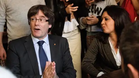 Carles Puigdemont, junto a su mujer, Marcela Topor Carles Puigdemont, junto a su mujer, Marcela Topor