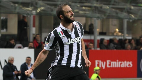 Higua&iacute;n celebra uno de sus goles con la Juventus
