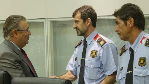 El ministro del Interior, Juan Ignacio Zoido, con el nuevo jefe de los Mossos Ferr&aacute;n L&oacute;pez
