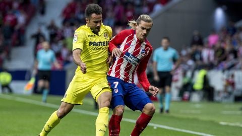 Griezmann pelea el bal&oacute;n con Mario en el partido del Wanda