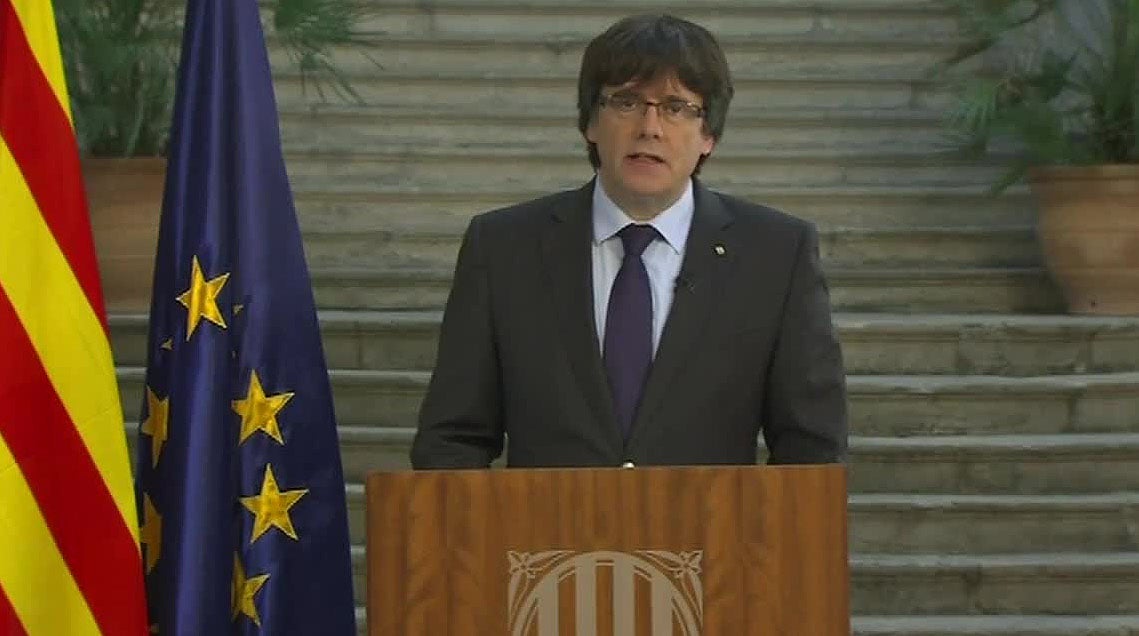 Puigdemont llama a los catalanes a mantener una "oposición democrática" al artículo 155 Puigdemont llama a los catalanes a mantener una "oposición democrática" al artículo 155