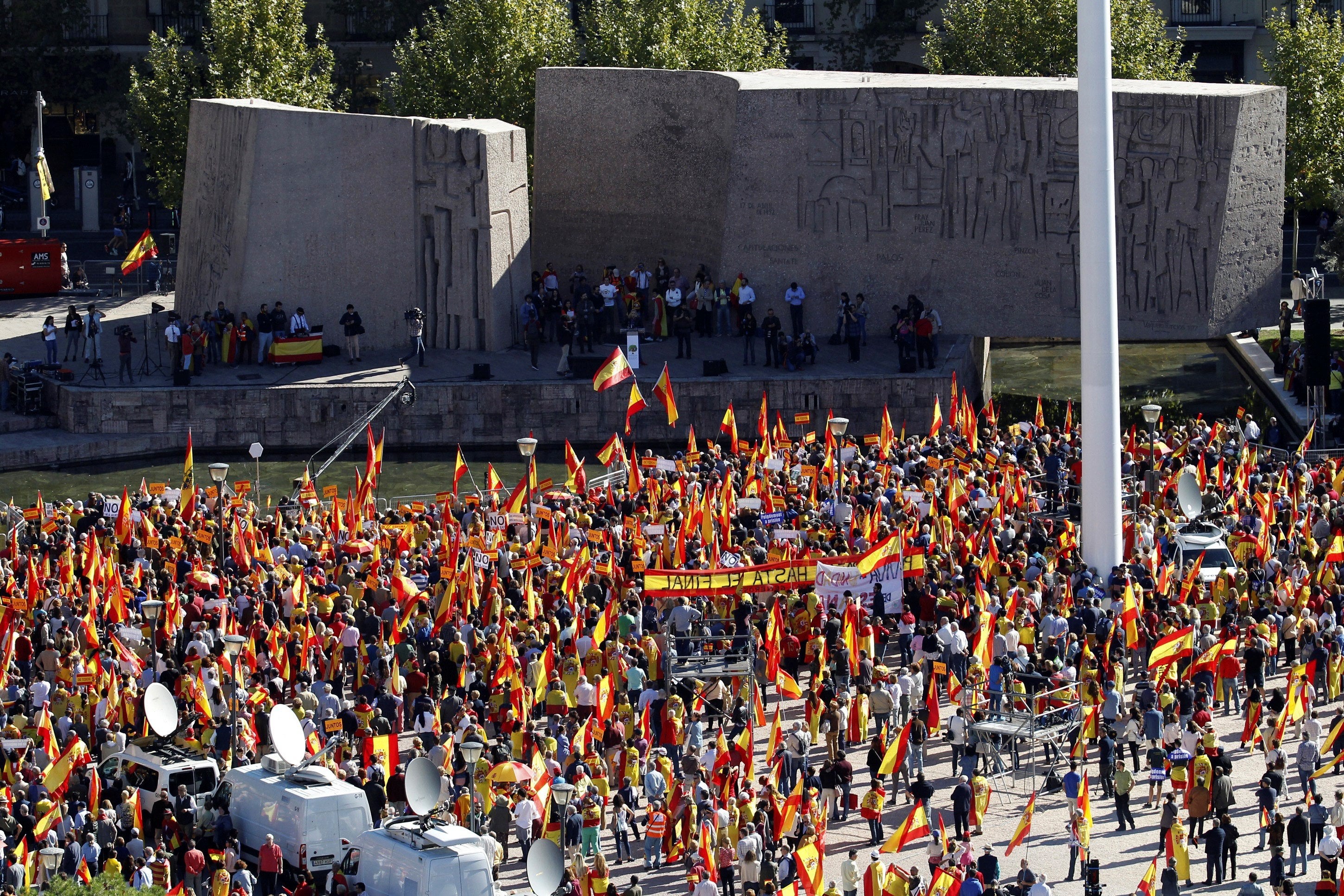 Miles de personas llenan la plaza de Colón para defender la unidad de España Miles de personas llenan la plaza de Colón para defender la unidad de España