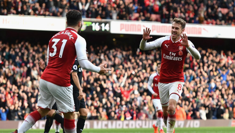 Ramsey y Kolasinac celebran uno de los goles del Arsenal