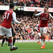 Ramsey y Kolasinac celebran uno de los goles del Arsenal