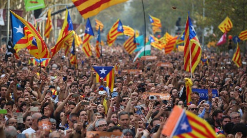Reacciones de la gente en las calles tras la declaraci&oacute;n de la independencia de Catalu&ntilde;a por parte del Parlament.