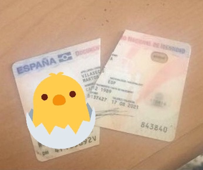 La Policía recuerda a un independentista que rompió su DNI cómo puede renovarlo con un irónico tuit La Policía recuerda a un independentista que rompió su DNI cómo puede renovarlo con un irónico tuit
