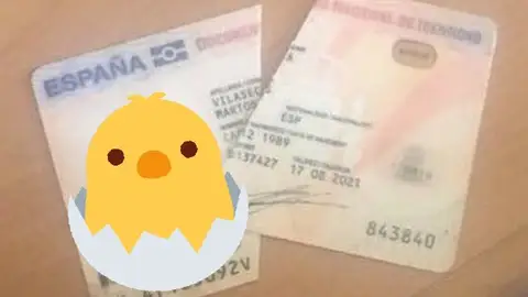 Un independentista rompe su DNI tras la DUI Un independentista rompe su DNI tras la DUI