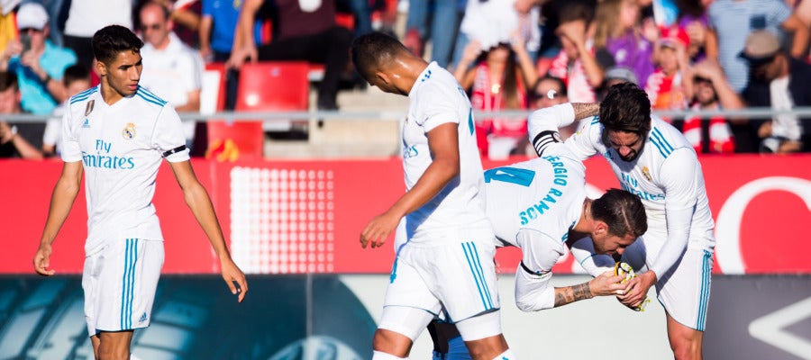 Ramos besa la bota de Isco tras el 0-1 en Montilivi Ramos besa la bota de Isco tras el 0-1 en Montilivi