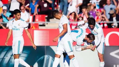 Ramos besa la bota de Isco tras el 0-1 en Montilivi Ramos besa la bota de Isco tras el 0-1 en Montilivi