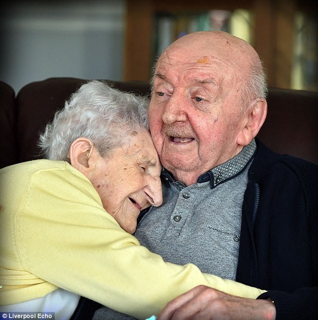 Una mujer de 98 años se muda a la residencia donde vive su hijo de 80 para cuidarle Una mujer de 98 años se muda a la residencia donde vive su hijo de 80 para cuidarle