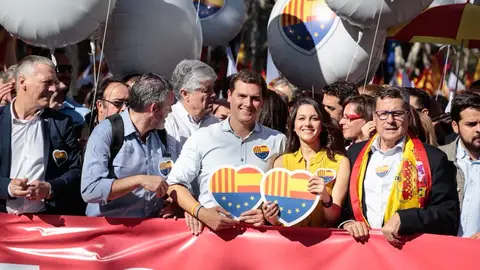 Albert Rivera e Inés Arrimadas durante la manifestación en Barcelona Albert Rivera e Inés Arrimadas durante la manifestación en Barcelona