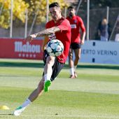 Torres patea un balón bajo la mirada de Diego Costa