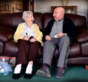 Ada Keating junto a su hijo Tom en la residencia de ancianos Ada Keating junto a su hijo Tom en la residencia de ancianos