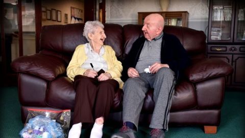 Ada Keating junto a su hijo Tom en la residencia de ancianos