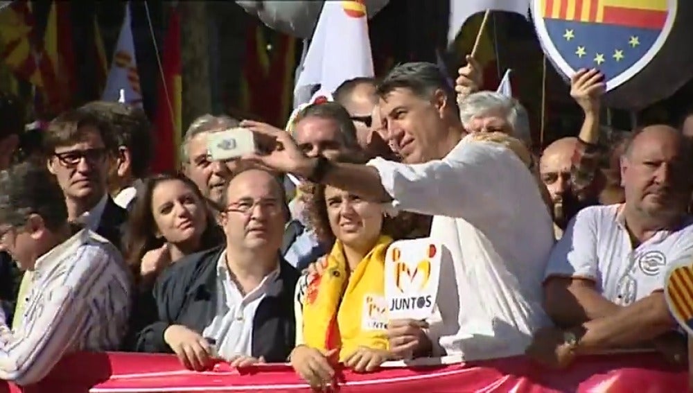 Iceta se hace un 'selfie' con Albiol, Montserrat y otros miembros del PP en Barcelona