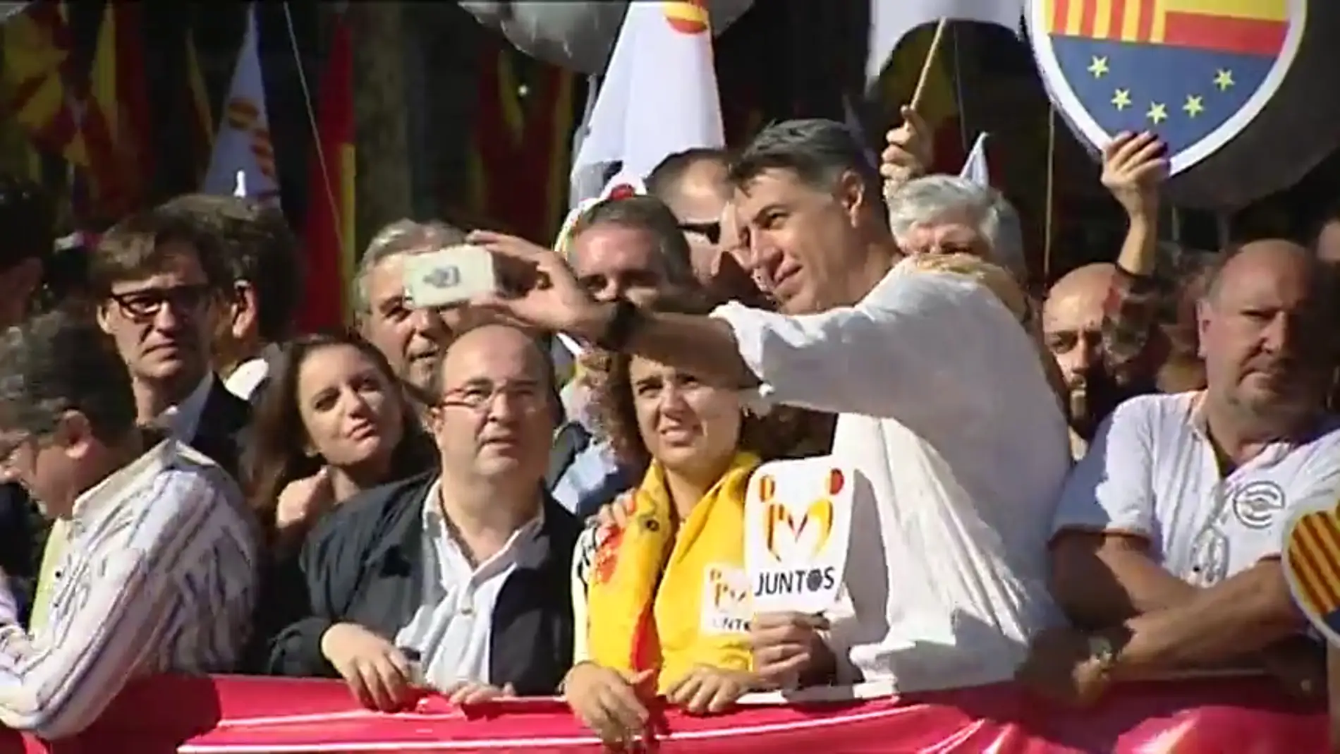Iceta se hace un 'selfie' con Albiol, Montserrat y otros miembros del PP en Barcelona