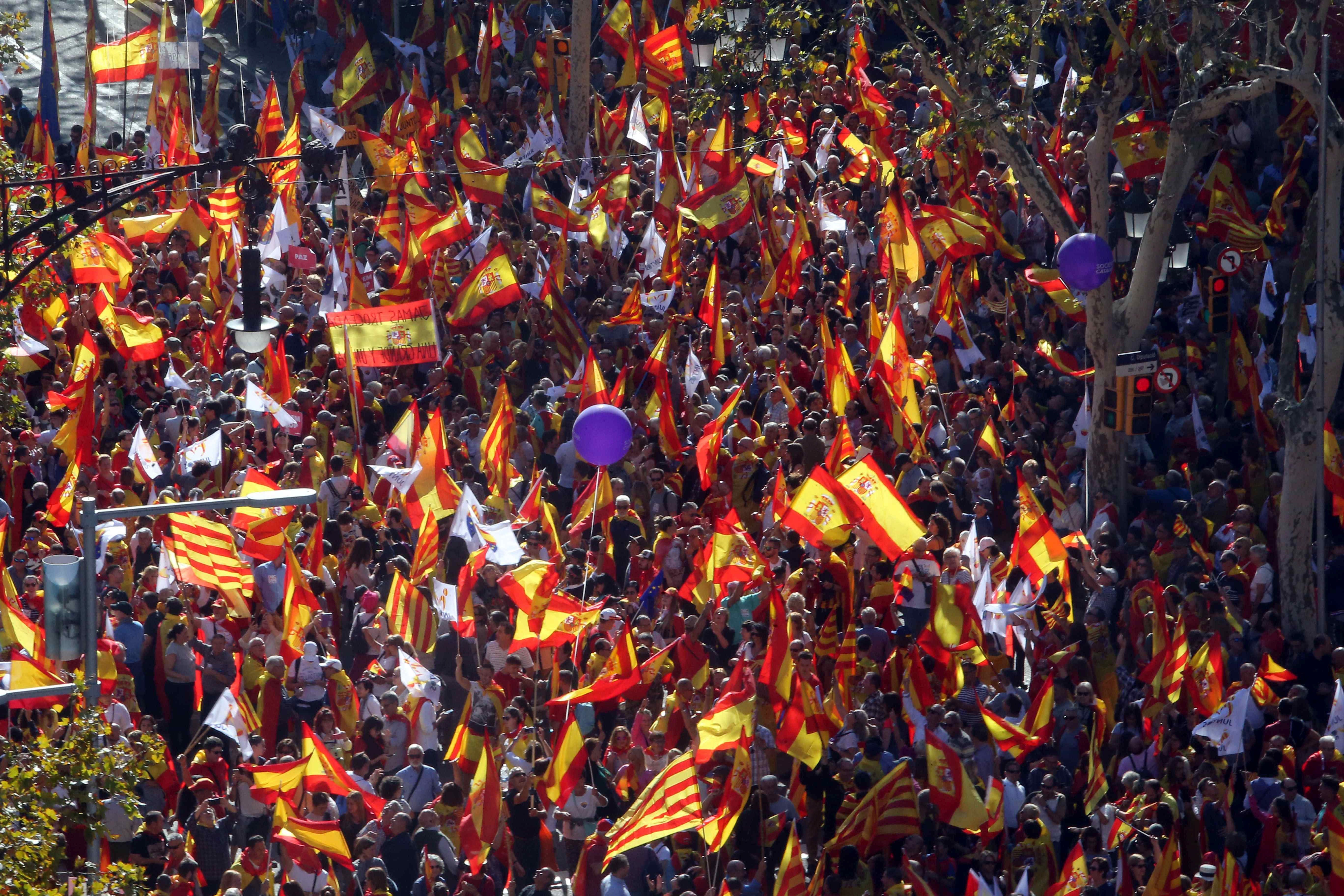 Cientos de miles de personas se manifiestan en Barcelona contra la declaración de independencia Cientos de miles de personas se manifiestan en Barcelona contra la declaración de independencia