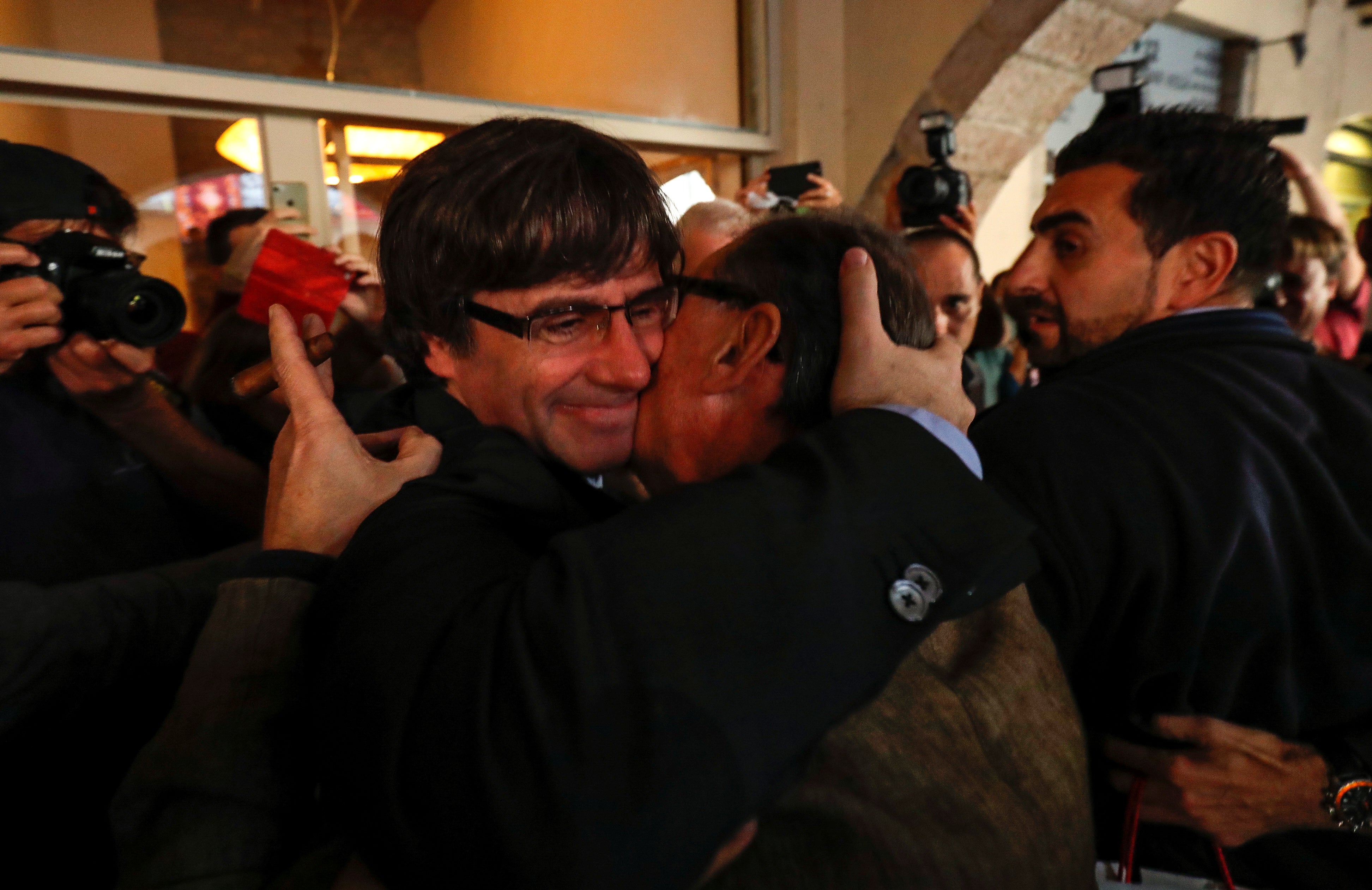 Tertulia: ¿Quiere Puigdemont internacionalizar el 155 o pedir asilo político en Bruselas? Tertulia: ¿Quiere Puigdemont internacionalizar el 155 o pedir asilo político en Bruselas?