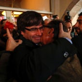 Puigdemont abraza a un ciudadano en Girona